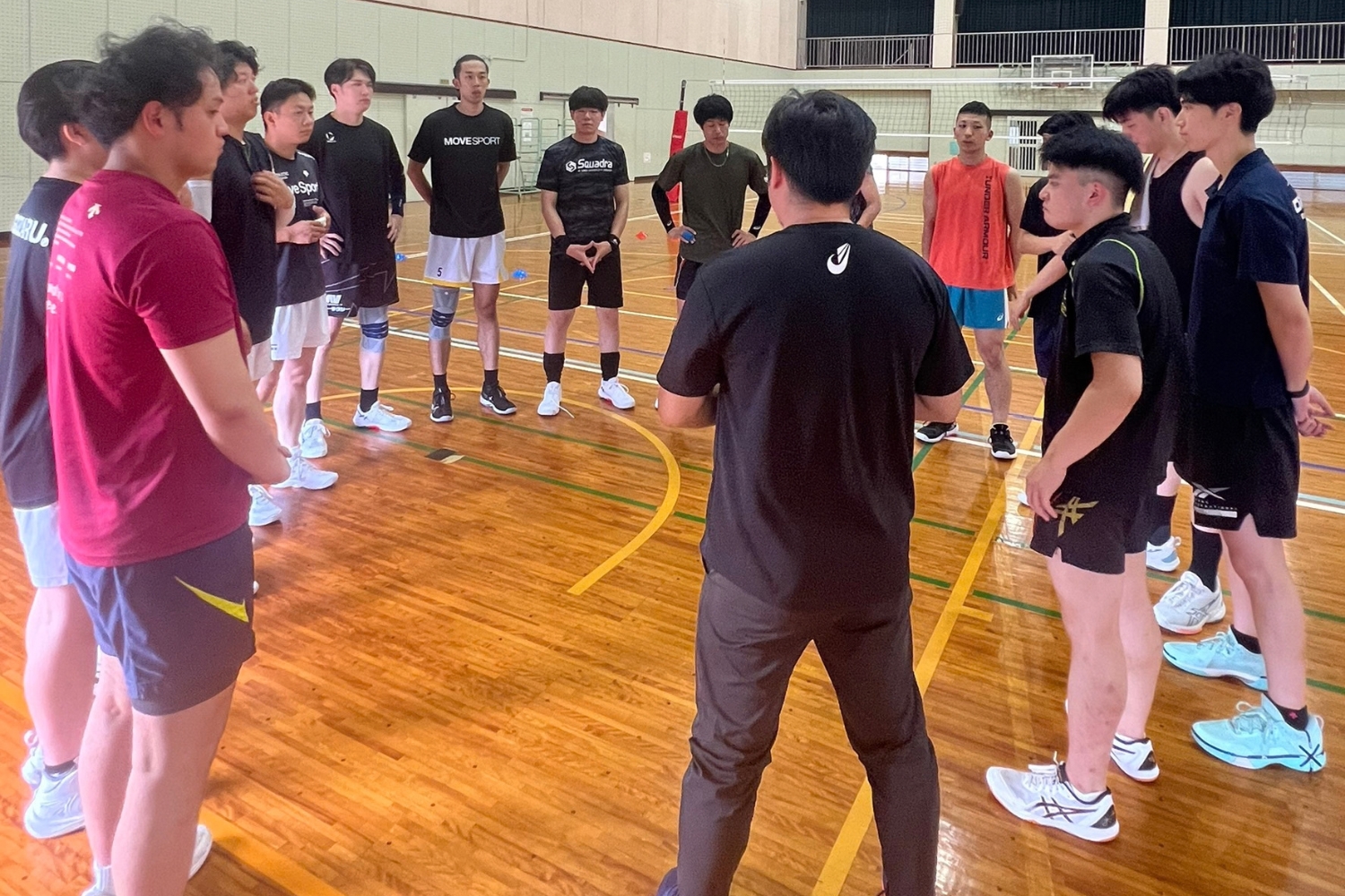円陣を組む熊本ヴィレックスの選手たち